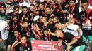 Pemain PMSM Medan merayakan gelar juara Piala Kemerdekaan setelah mengalahkan Persinga Ngawi di final di Stadion Gelora Bung Tomo, Surabaya, Minggu (13/9/2015) malam WIB. (Bola.com/Robby Firly)