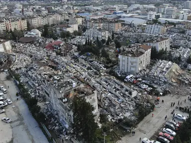 Foto udara menunjukkan kehancuran di pusat kota Hatay, Turki selatan, Selasa (7/2/2023). Tim pencari dan bantuan darurat dari seluruh dunia mengalir ke Turki dan Suriah pada hari Selasa saat tim penyelamat yang bekerja di suhu beku menggali – terkadang dengan tangan kosong — melalui sisa-sisa bangunan yang diratakan oleh gempa berkekuatan 7,8 magnitudo. (IHA via AP)