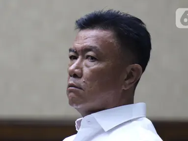 Terdakwa perantara suap mantan Bupati Kep Talaud Sri Wahyumi Maria Manalip terkait revitalisasi dua pasar TA 2019, Benhur Lalenoh jelang sidang putusan di Pengadilan Tipikor Jakarta, Senin (9/12/2019). Benhur dihukum empat tahun penjara dan denda Rp 200 juta. (Liputan6.com/Helmi Fithriansyah)