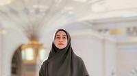 Gaya OOTD Nina Zatulini saat di Tanah Suci. (instagram/instagram.com/ninazatulini22)