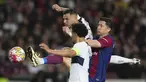 Penyerang Barcelona Robert Lewandowski berebut bola dengan pemain PSG Lucas Hernandez dan Marquinhos pada duel leg kedua perempat final Liga Champions 2023/2024 di Stadion Olimpic Lluis Companys, Rabu (17/4/2024) dini hari WIB. (AP Photo/Emilio Morenatti)