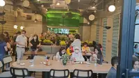 Mendesain Restoran Burger dengan Konsep Industrial dan Bernuansa Alam Lewat Vertical Garden. (Liputan6.com/Henry)