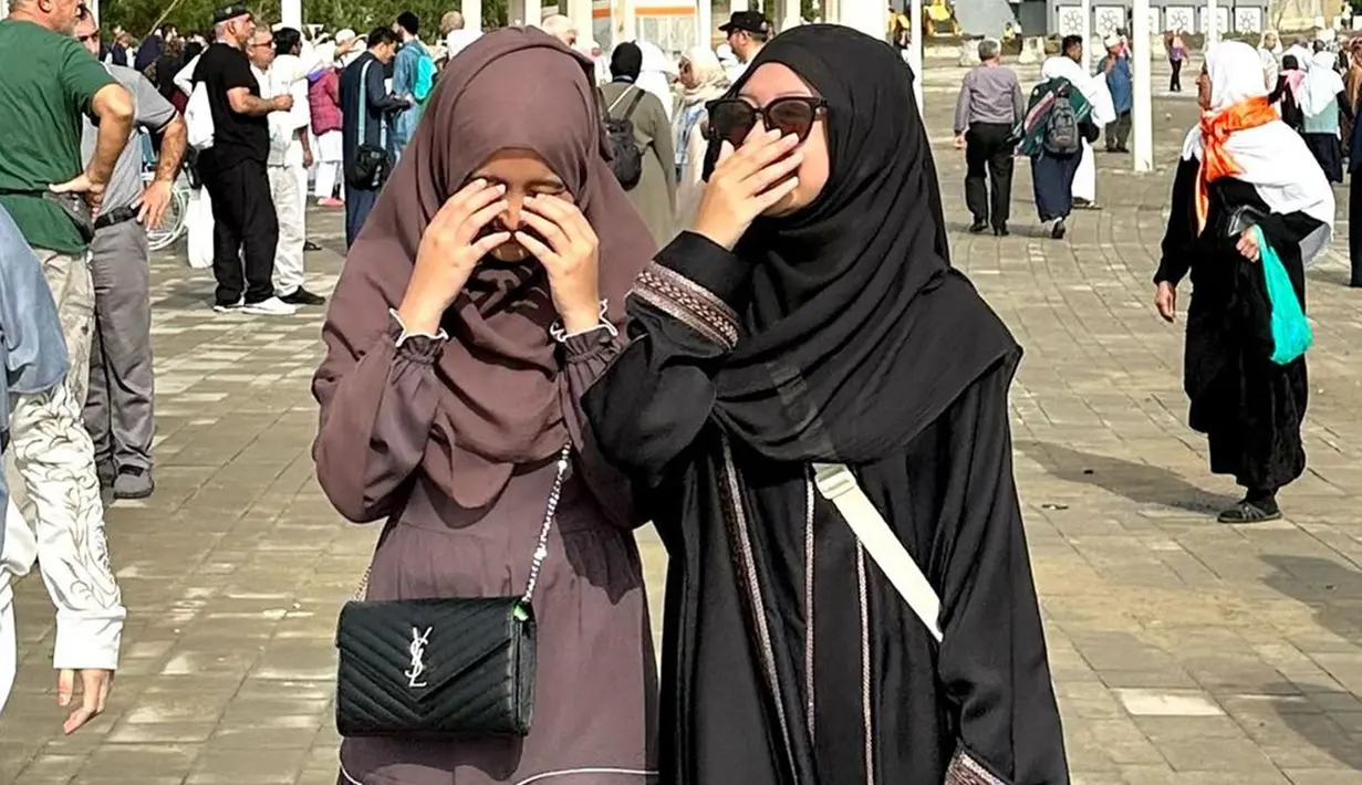 Bisa berada di Tanah Suci untuk menjalani ibadah umroh di awal tahun 2023 menjadi salah satu hal yang disyukuri oleh Arafah. Dirinya bahkan tak henti mengucapkan syukur saat berada di Mekkah dan Madinah. (Liputan6.com/IG/@arafahrianti)