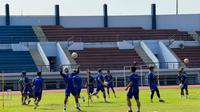 Persib kembali menjalani rutinitas latihan di lapangan SPOrT Jabar, Arcamanik, Kota Bandung, Selasa (8/10/2024). (Bola.com/Erwin Snaz)