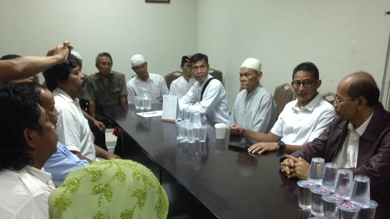 Belasan orang dari perwakilan pedagang pasar dan tukang ojek Jakarta Timur mendatangi posko pemenangan calon Wakil Gubernur DKI Jakarta Sandiaga Uno.