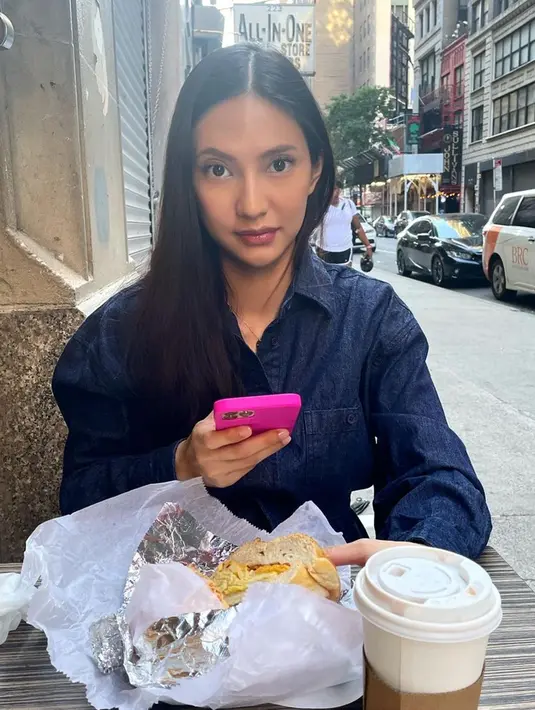 Memakai kemeja denim, penampilan Nadia Saphira satu ini juga terlihat sederhana. Dirinya bahkan memilih untuk menggerai rambut panjangnya serta menggunakan makeup natural. (Liputan6.com/IG/@nadsap)