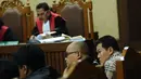 Terdakwa korupsi e-KTP Andi Agustinus alias Andi Narogong (kanan) menyimak keterangan saksi pada sidang lanjutan di Pengadilan Tipikor Jakarta, Senin (23/10). Sidang batal menghadirkan Anas Urbaningrum dikarenakan sakit. (Liputan6.com/Helmi Fithriansyah)