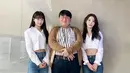 Belum lama ini Sakura dan Kim Chae Won terlihat foto bareng setelah menandatangani kontrak. (Instagram @hitmanb72)