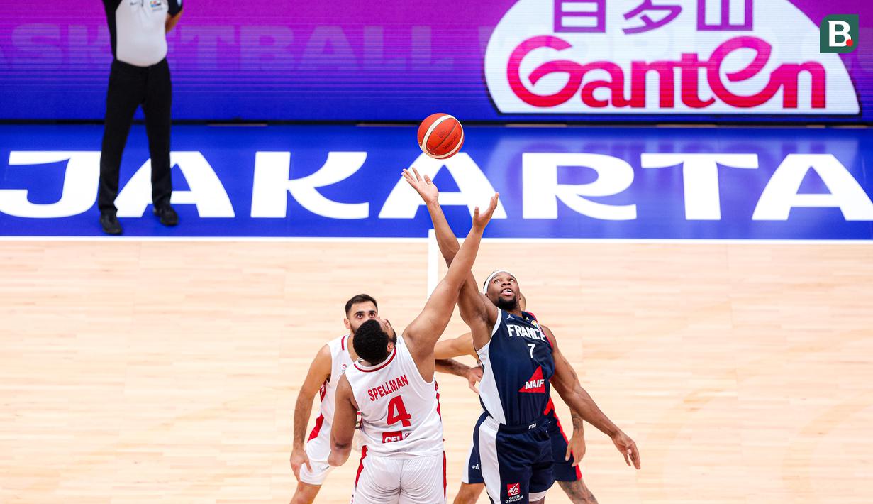 <p>Pebasket Prancis, Guerschon Yabusele (kanan) berebut bola dengan pebasket Lebanon, Omari Rasulala Spellman pada laga Grup H Piala Dunia FIBA 2023 di Indonesia Arena, Senayan, Jakarta, Selasa (29/08/2023). (Bola.com/Bagaskara Lazuardi)</p>