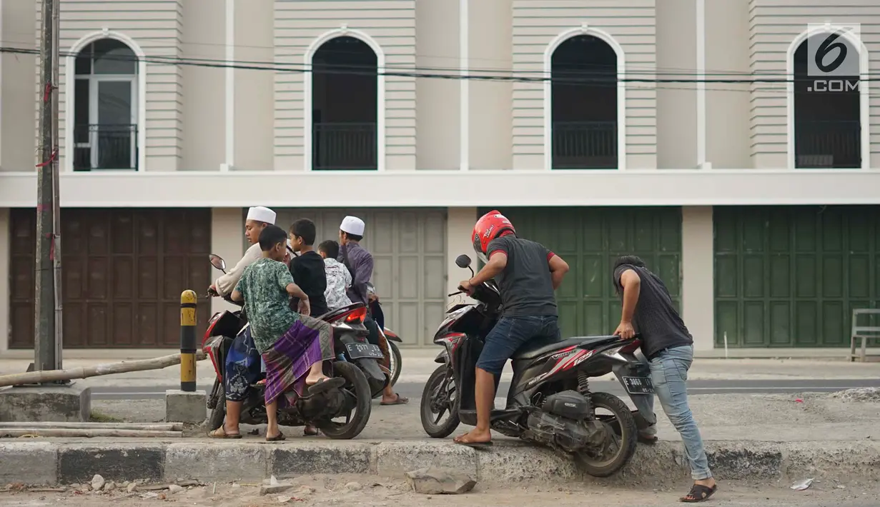 Sejumlah pengendara berusaha memutar balik dengan menerobos separator di Jalan Raya Pantura, Palimanan, Cirebon, Jawa Barat, Jumat (7/6/2019). Ditutupnya sejumlah jalur putar balik menyebabkan warga nekat menerobos separator untuk memersingkat waktu tempuh. (Liputan6.com/Immanuel Antonius)