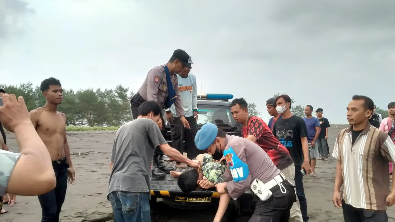 2 remaja selamat meski sempat diamuk ombak pantai selatan Kebumen dan diseret ke tengah laut. (Foto: Liputan6.com/Humas Polres Kebumen)