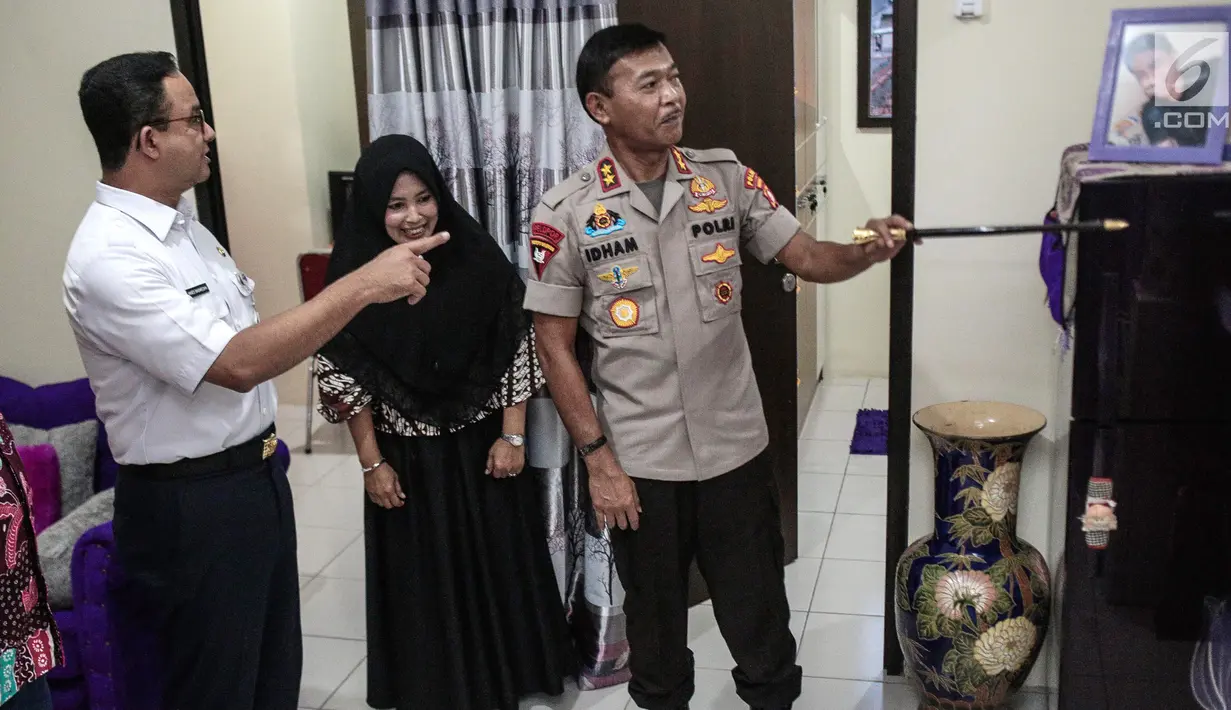 Kapolda Metro Jaya Irjen Idham Azis dan Gubernur DKI Jakarta Anies Baswedan meninjau Rusun Promoter Polri di Kebon Jeruk, Jakarta Barat, Rabu (28/11). Rusun seluas 15.302 meter persegi akan dihuni anggota polri yang aktif. (Liputan6.com/Faizal Fanani)