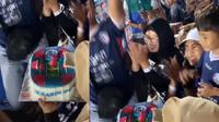 Video perayaan kecil ulang tahun bocah Aremania di tribun Kanjuruhan sesaat sebelum laga Arema Vs Persebaya berubah menjadi tragedi viral di media sosial. (Liputan6.com/ Ist/ @baby wedya)