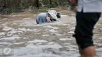 Seorang wanita terperosok ke dalam lubang saat melintasi banjir di Jalan Taman Bukit Duri, Jakarta Selatan, Selasa (21/2). Banjir yang menutupi jalan membuat lubang tak terlihat. (Liputan6.com/Yoppy Renato)
