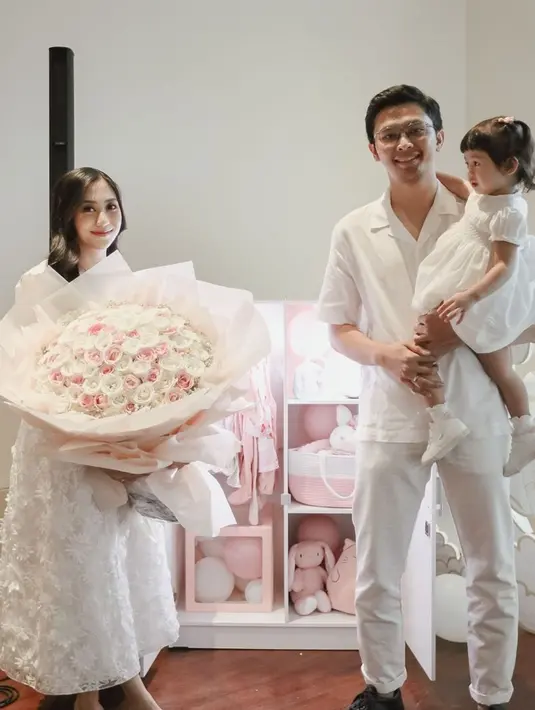 Tak hanya mengunggah momen gender reveal saja, namun Winona Willy juga mendapatkan kejutan spesial dari suami dan putri tercinta. Dirinya terlihat mendapatkan sebuah buket bunga mawar putih dan pink dengan ukuran cukup besar. (Liputan6.com/IG/@nonawilly16)