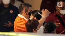 Irjen Ferdy Sambo memeluk erat istrinya, Putri Candrawathi, saat rekonstruksi pembunuhan berencana terhadap Nofriansyah Yosua Hutabarat atau Brigadir J di rumah dinas Duren Tiga, Jakarta, Selasa (30/8/2022). Rekonstruksi berisi reka ulang peristiwa di rumah Irjen Ferdy Sambo di Magelang dan rumah pribadinya di Jakarta Selatan. (Liputan6.com/Faizal Fanani)