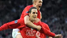 Manchester United's John O'Shea celebrates with Darren Fletcher after scoring the goal during UEFA Champions league semi final first leg against Arsenal at Old Trafford, on April 29, 2009. AFP PHOTO/PAUL ELLIS
