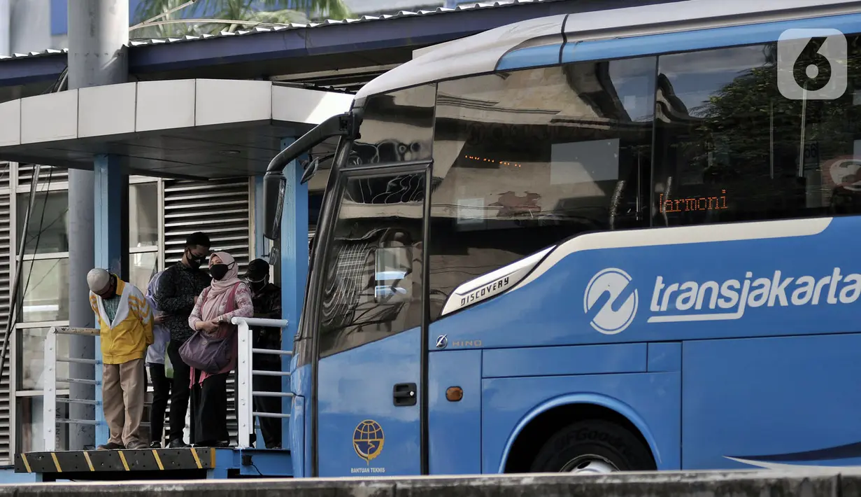 Sejumlah calon penumpang menunggu kedatangan bus Transjakarta di Halte Harmoni, Jakarta, Selasa (16/6/2020). Seiring masa PSBB Transisi, PT Transjakarta menambah waktu operasional dari pukul 05.00-22.00 WIB untuk umum dan hingga 24.00 WIB untuk petugas kesehatan. (merdeka.com/Iqbal Nugroho)