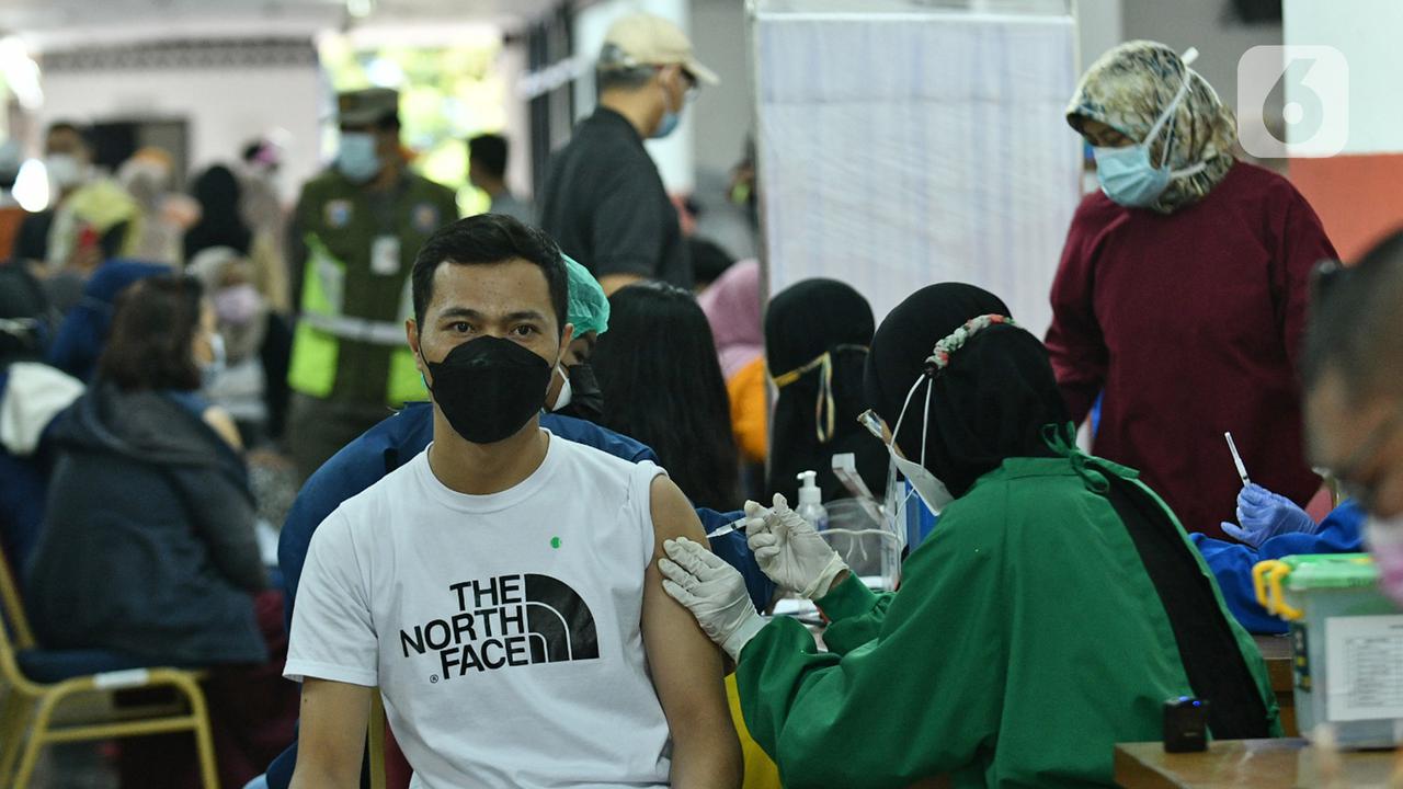 Vaksinasi COVID-19 untuk Warga Usia 18 sampai 50 Tahun di GOR Ciracas