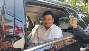 Bobby Nasution mendatangi Kantor PDIP, Senin (6/11/2023). (Merdeka.com/ Ahda Baihaqi)