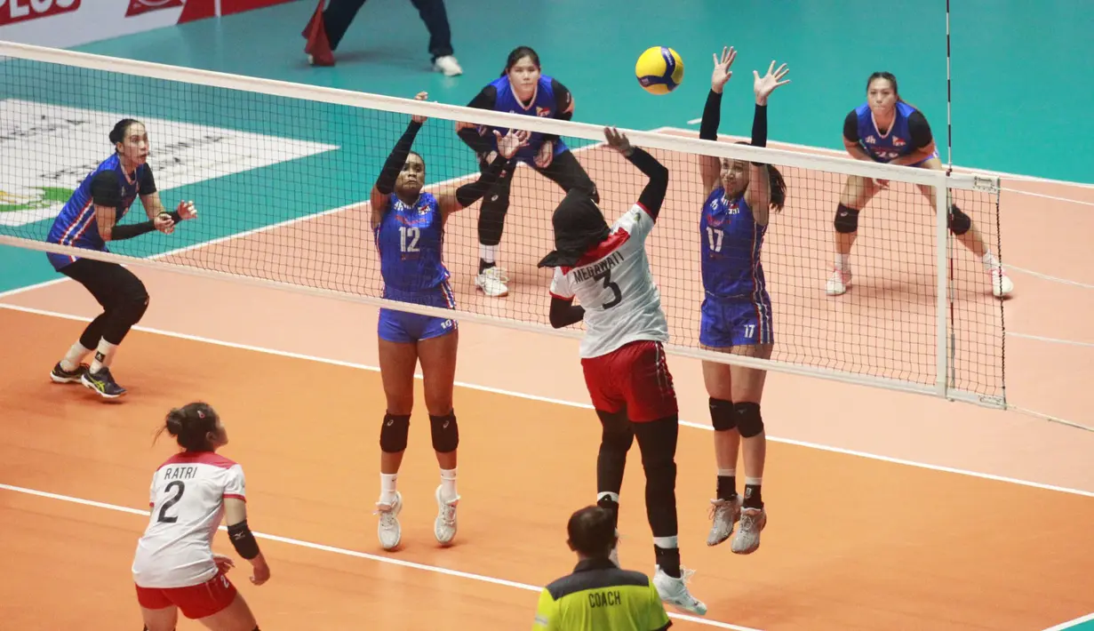 Pemain Timnas voli putri Indonesia, Megawati Hangestri (kanan), memukul bola ke area Timnas Filipina pada babak penyisihan grup A Kejuaraan Bola Voli putri AVC Challenge Cup 2023 di GOR Tri Dharma Gresik, Selasa (20/6/2023). (Bola.com/Dok. PBVSI)
