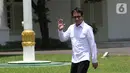 CEO NET Televisi Wishnutama melambaikan tangan saat tiba di Kompleks Istana, Jakarta, Senin (21/10/2109). Kedatangan Wishnutama berlangsung jelang pengumuman menteri Kabinet Kerja Jilid II oleh Presiden Joko Widodo atau Jokowi. (Liputan6.com/Angga Yuniar)