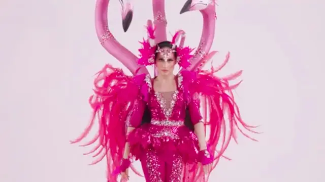Potret Cinta Laura Sebagai Ikon Jember Fashion Carnaval 2021. (Sumber: Instagram/claurakiehl)