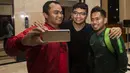 Pemain Timnas Indonesia, Andik Vermansah, selfie bersama suporter saat tiba di Hotel Sultan, Jakarta, Selasa (13/11). Indonesia menang 3-1 atas Timor Leste pada laga Piala AFF 2018. (Bola.com/Vitalis Yogi Trisna)