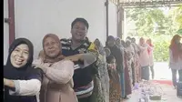 Pak Bhabin Tomi Polsek Belik mengajak lansia bernyanyi dan joget bersama di Posyandu Lansia. (Foto: Liputan6.com/Humas Polres Pemalang)