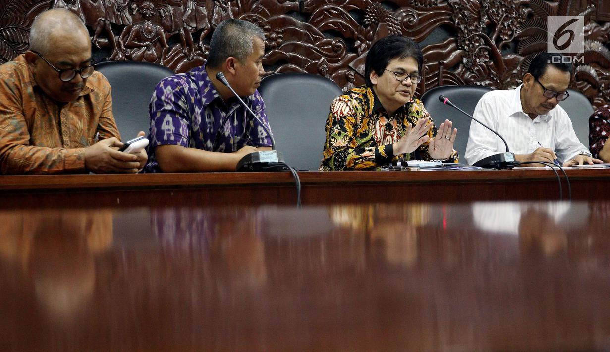Komisioner BRTI Rommy Mamur Bisri serta Agus Harsoyo dan Dirjen BPI M. Ahmad Ramli serta ATSI Sutrisman memberi keterangan pers terkait batas akhir layanan bertahap kartu prabayar telekomunikasi di Kominfo, Jakarta, Rabu (28/2). (Liputan6.com/JohanTallo)