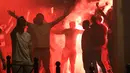 Sejumlah suporter timnas Inggris menyalakan flare jelang pertandingan melawan Wales di Lille, Prancis, (15/6). UEFA mengancam akan mendiskualifikasi tim Inggris dari Piala Eropa 2016 jika para suporter membuat kerusuhan kembali. (REUTERS/Wolfgang Rattay)