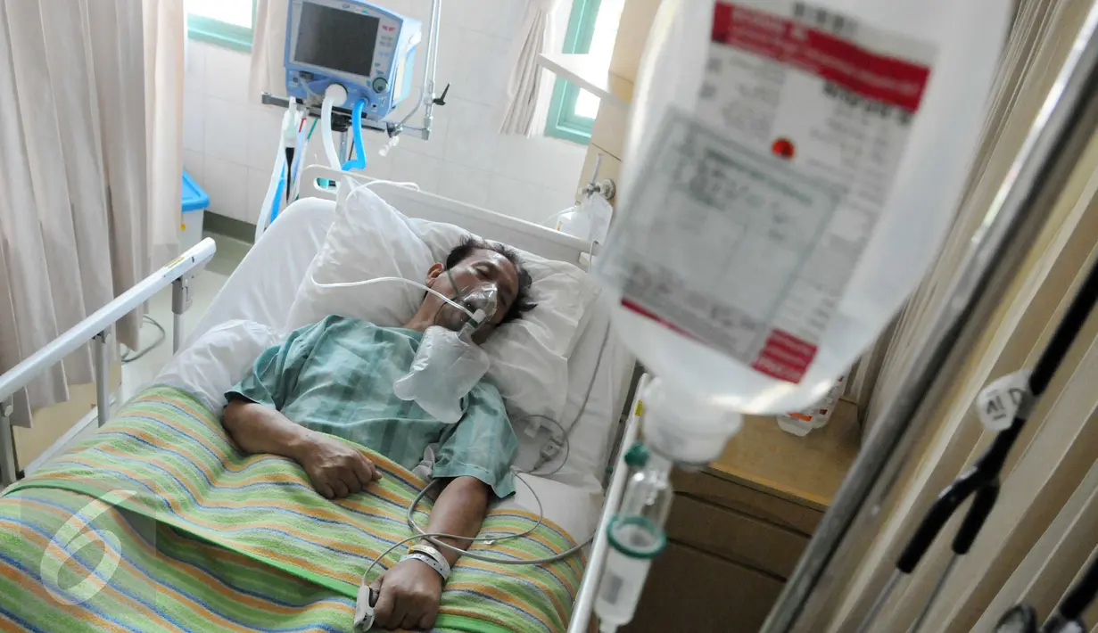 Benny Panjaitan saat dirawat di rumah sakit Sari Asih, Tangerang, Banten, (31/12). Benny dirawat di ruang ICU rumah sakit Sari Asih Tangerang. (Liputan6.com/Helmi Afandi)
