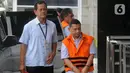 Direktur PT Sampico Adhi Abattoir Dody Wahyudi (depan) dan Direktur PT Harlis Tata Tahta Hartoyo (belakang) tiba di Gedung KPK, Jakarta, Kamis (21/11/2019). Dody diperiksa terkait suap izin kuota impor bawang putih dan Hartoyo proyek pengadaan jalan di Kalimantan Timur. (merdeka.com/Dwi Narwoko)
