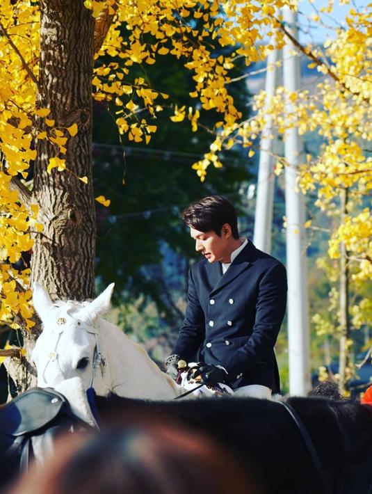 Gaya Lee Min Ho diatas kuda putih dengan latar belakang pohon di musim gugur ini tentu saja membuatnya terlihat semakin memesona. Tak sedikit pula para netizen yang memuji penampilan Lee Min Ho tersebut. (Liputan6.com/IG/@anstagram_._)