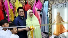 Oki Setiana Dewi dan suami bersama anak panti asuhan sebelum meresmikan gerai busana muslimnya, Jakarta, Selasa (13/1/2015). (Liputan6.com/Faisal R Syam)