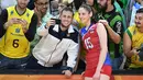 Atlet voli asal Rusia, Tatyana Kosheleva berpose bersama para penggemarnya usai bertanding melawan tim Korea Selatan di ajang Olimpiade Rio 2016 di Maracanazinho, Brasil, (8/8). Tatyana Kosheleva memliki tinggi 1.91m. (AFP PHOTO/Johannes EISELE)