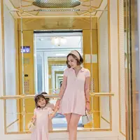 Shandy Aulia tampil mature dengan jinjing Medium Lady D-Joy seharga Rp95jutaan berwarna sky blue [@shandyaulia]