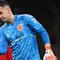 Kiper Manchester United, Tom Heaton menguasai bola saat menghadapi Nottingham Forest pada laga leg kedua semifinal Piala Liga Inggris 2022/2023 di Old Trafford Stadium, Manchester (1/2/2023). Tom Heaton didatangkan Manchester United dari Aston Villa pada awal musim 2021/2022 dengan status bebas transfer untuk melapis David De Gea. Masih menyisakan kontrak hingga 30 Juni 2024, ia baru tampil dalam 2 laga saja di semua ajang. (AFP/Paul Ellis)