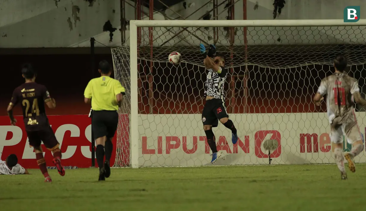 Kiper Persija Jakarta, Andritany Ardhiyasa (tengah) berusaha menangkap bola hasil tendangan pemain PSM Makassar dalam laga leg pertama semifinal Piala Menpora 2021 di Stadion Maguwoharjo, Sleman, Kamis (15/4/2021). (Bola.com/Ikhwan Yanuar)