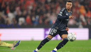 Penyerang Real Madrid, Kylian Mbappe, memberi gestur saat pertandingan fase liga Liga Champions melawan Benfica di Estadio da Luz, Lisbon, Kamis (29/1/2026) dini hari WIB. (Patricia De Melo Moreira/AFP)