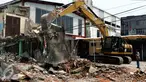 Sebuah alat berat saat menghancurkan bangunan permanen di Jalan Fatmawati Cilandak Barat, Jakarta Selatan, Kamis (8/10/2015).  Pembongkaran tersebut dilakukan terkait proyek MRT. (Liputan6.com/Yoppy Renato)