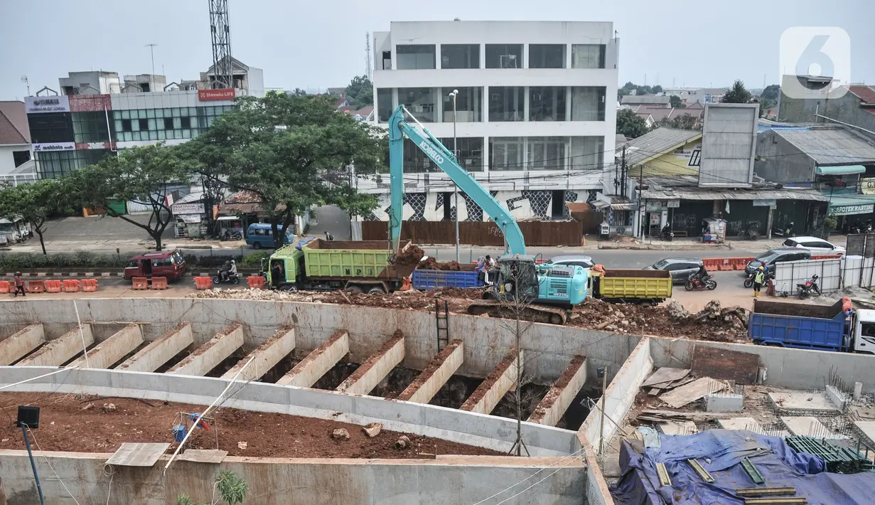 Aktivitas pekerja saat menyelesaikan proyek pembangunan lintas bawah atau underpass di Jalan Dewi Sartika, Depok, Jawa Barat, Minggu (27/11/2022). Pembangunan underpass Depok telah dimulai sejak Februari 2022 lalu dan ditargetkan selesai dalam 10 bulan atau pada Desember 2022 yang menelan anggaran mencapai Rp288 miliar dengan rincian Rp 180 miliar untuk pembebasan lahan dari APBD Kota Depok dan Rp108 miliar untuk konstruksi bersumber dari APBD Provinsi Jawa Barat. (merdeka.com/Iqbal S. Nugroho)