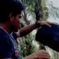 Tangkapan layar tapir main dengan warga di Kabupaten Kampar. (Liputan6.com/Istimewa)