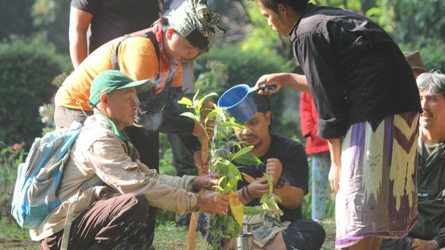 Prosesi sakral dengan menyiram tumbuhan dan menggunakan doa, agar tanaman yang ditanam bisa tetap terjaga dan lestari bagi kehidupan