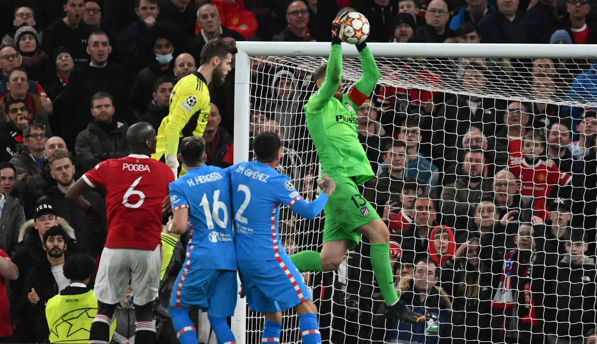 Momen akhir pertandingan saat MU mempunyai kesempatan untuk menyamakan kedudukan. David de Gea pun ikut mengambil kesempatan sepak pojok yang dilepaskan Alex Telles. Namun Jan Oblak lebih sigap menangkap bola. (AFP/Paul Ellis)