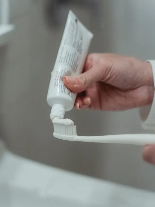 Penyebab Gigi Kuning dari Faktor Usia dan Lainnya