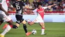 Pemain AS Monaco, Takumi Minamino berusaha mencetak gol ke gawang SCO Angers pada laga lanjutan Ligue 1 2022/2023 di Louis II Stadium, Monako, 30 Oktober 2022. Minamino hengkang dari Liverpool menuju AS Monaco pada musim panas 2022. Saat di Anfield, pemain Jepang tersebut gagal mendapatkan menit bermain yang cukup dan lebih banyak menghangatkan bangku cadangan. Sayang, nasibnya juga tak berubah ketika membela skuad berjuluk Les Rouge et Blanc. (AFP/Valery Hache)