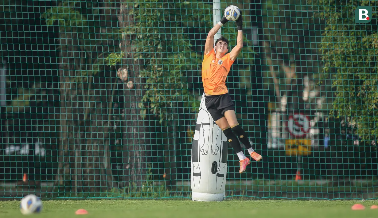 Kiper Timnas Indonesia, Nadeo Arga Winata melakukan pemanasan saat latihan persiapan kualifikasi Piala AFC 2023 yang berlangsung di Lapangan G, Senayan, Sabtu (02/10/2021). Indonesia dijadwalkan akan menghadapi Taiwan pada 7 dan 11 Oktober 2021 di Buriram, Thailand. (Bola.com/Bagaskara Lazuardi)