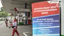 Banner informasi pendataan pengguna solar bersubsidi terlihat di dekat petugas yang tengah bekerja di salah satu SPBU di Jakarta, Rabu (17/2/2021). Kementerian ESDM juga mencatat, pemanfaatan biodiesel telah memberikan perangkat sekitar Rp38,31 triliun. (merdeka.com/Iqbal S. Nugroho)