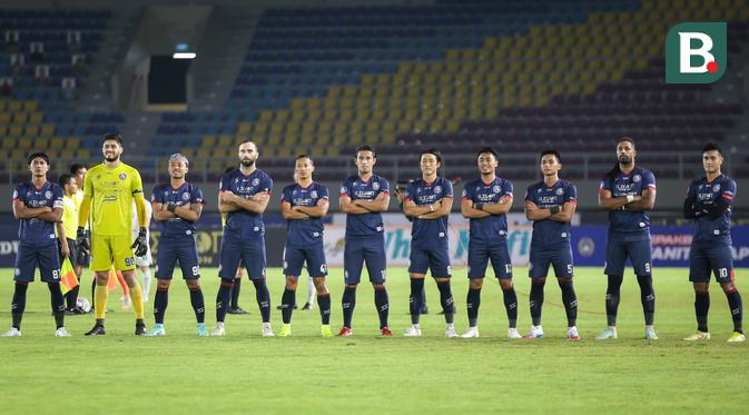 Arema FC tengah mempertahankan posisinya di puncak klasemen Liga 1 2021/2022. Namun, ada pemandangan yang aneh saat laga imbang kontra PSIS Semarang. Terhitung ada 6 pemain andalan mereka yang mendadak hilang dari starting eleven mereka. (Bola.com/Bagaskara Lazuardi)
